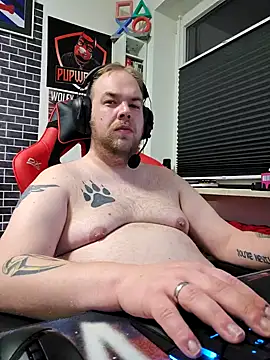 Snapshot of PupW0lfy chatting on January 22, 4:44 pm PupW0lfy online show from January 22, 4:44 pm