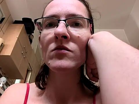 Snapshot of Milky_hairy_mommy chatting on December 16, 10:42 am Milky hairy mommy online show from December 16, 10:42 am