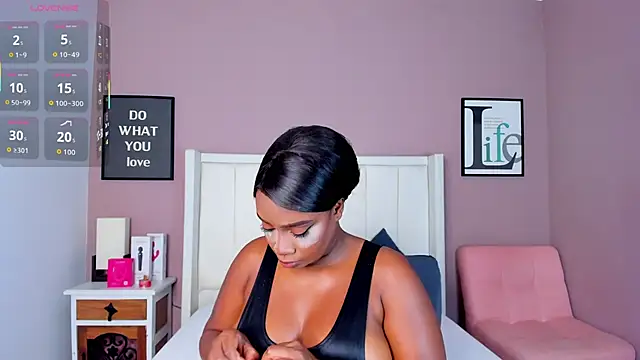 Britanymooree online show from November 3, 7:59 pm