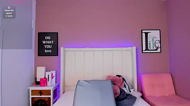 Britanymooree online show from November 11, 7:58 pm