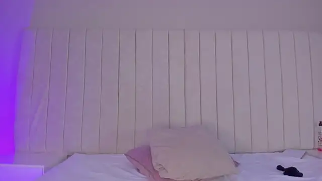 Littleolivia  online show from February 3, 7:21 pm