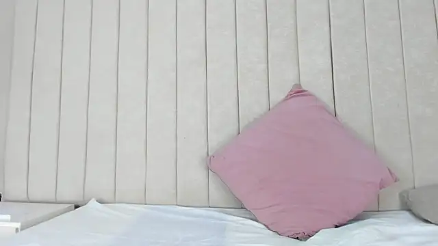 Littleolivia  online show from February 5, 1:00 pm