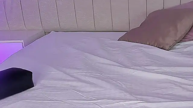 Littleolivia  online show from February 13, 12:43 pm