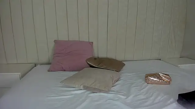 Littleolivia  online show from February 21, 1:11 pm