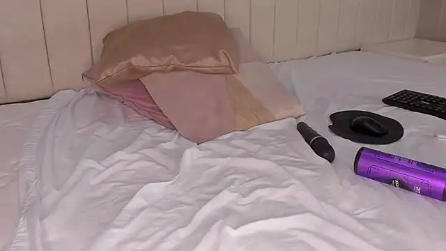 Littleolivia  online show from March 1, 5:27 pm