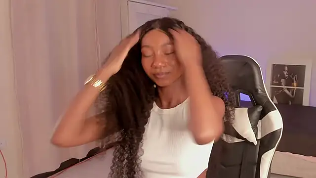 SavannahWildee online show from December 21, 9:25 pm