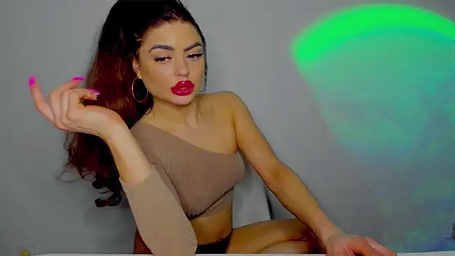 Snapshot of aishahottie chatting on December 12, 2:48 am aishahottie online show from December 12, 2:48 am