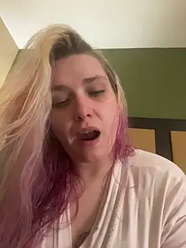 Snapshot of Lalalynn chatting on February 18, 10:17 pm Lalalynn online show from February 18, 10:17 pm