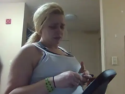 Snapshot of Lalalynn chatting on April 3, 2:09 am Lalalynn online show from April 3, 2:09 am