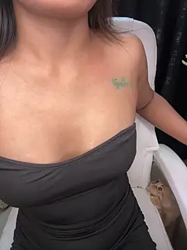 LeisyXO online show from January 8, 1:00 am