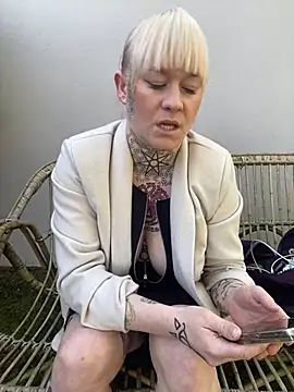 poussichienne online show from March 5, 1:06 pm