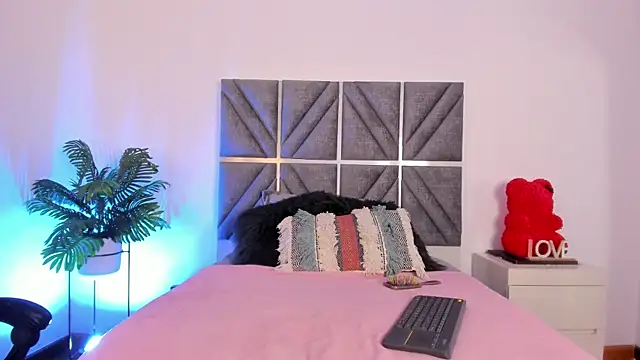 Laura Dicardy online show from September 22, 7:27 pm