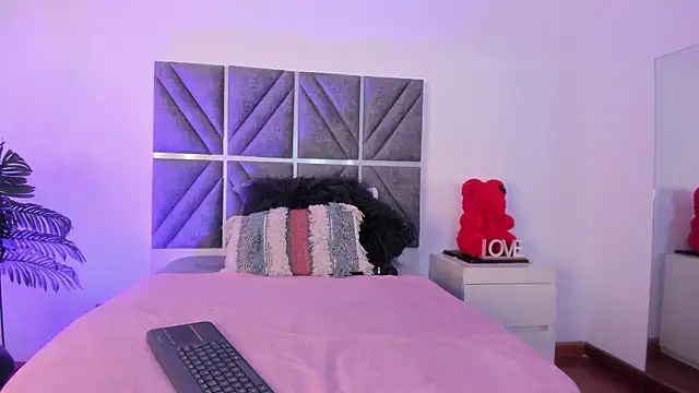 Laura Dicardy online show from September 26, 7:40 pm