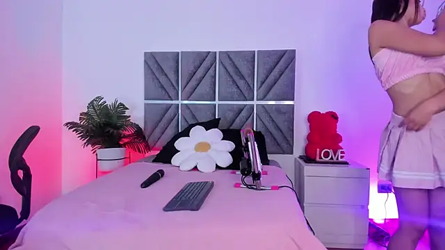 Laura Dicardy online show from February 25, 8:07 pm