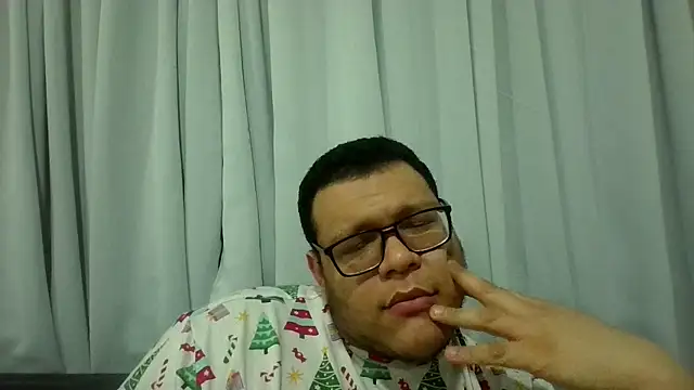 Snapshot of chubbyboy2431 chatting on February 28, 12:21 am chubbyboy2431 online show from February 28, 12:21 am