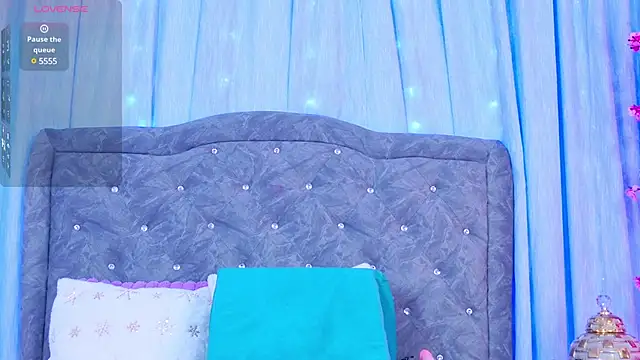 AuraRoss online show from December 9, 10:20 pm