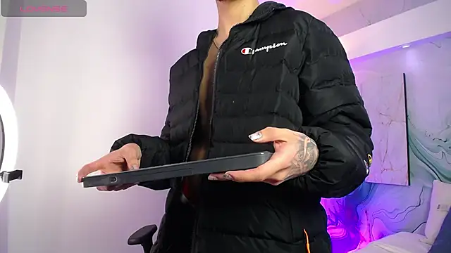 Steev Novoa online show from April 3, 3:15 am