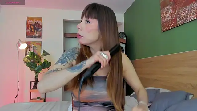 Snapshot of iriiina_veneno chatting on April 2, 4:26 pm iriiina veneno online show from April 2, 4:26 pm