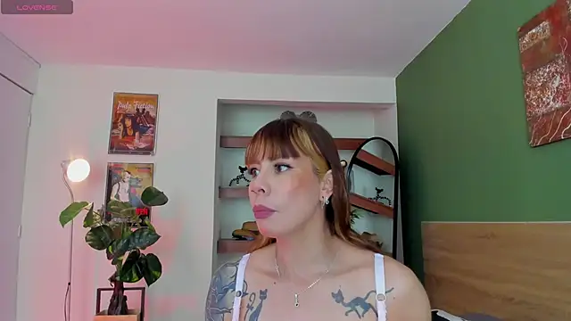 Snapshot of iriiina_veneno chatting on May 15, 12:50 am iriiina veneno online show from May 15, 12:50 am