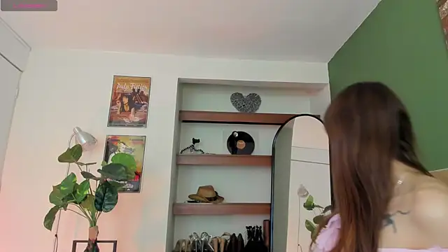 Snapshot of iriiina_veneno chatting on July 2, 12:32 am iriiina veneno online show from July 2, 12:32 am