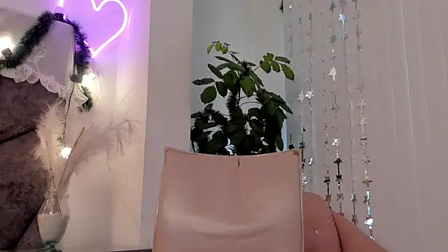 BonnieCute  online show from December 11, 2:44 pm