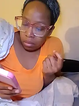 Snapshot of madamsensuale chatting on March 1, 5:20 am madamsensuale online show from March 1, 5:20 am