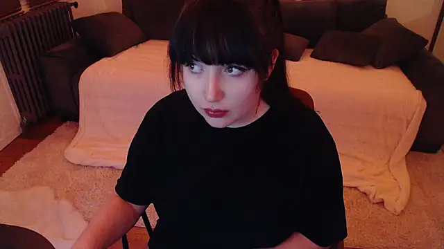 Snapshot of Lynylou chatting on December 9, 1:40 am Lynylou online show from December 9, 1:40 am