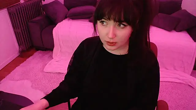 Snapshot of Lynylou chatting on December 9, 6:35 pm Lynylou online show from December 9, 6:35 pm