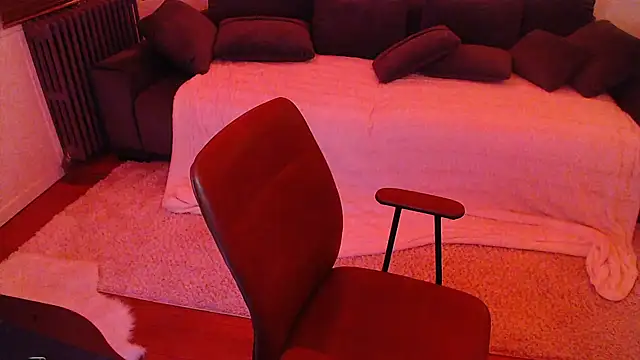 Snapshot of Lynylou chatting on December 10, 11:30 pm Lynylou online show from December 10, 11:30 pm