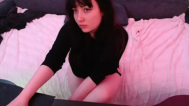 Snapshot of Lynylou chatting on December 21, 6:52 am Lynylou online show from December 21, 6:52 am