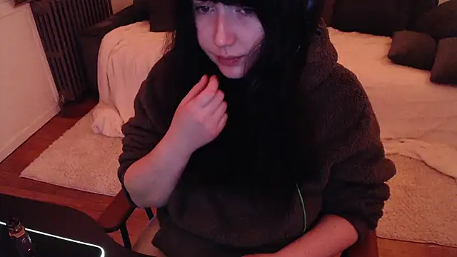 Snapshot of Lynylou chatting on December 25, 9:11 pm Lynylou online show from December 25, 9:11 pm