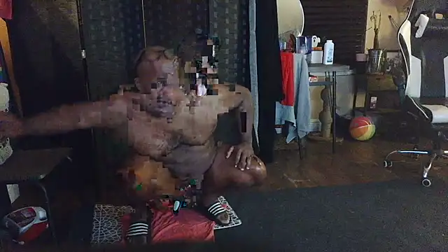 Snapshot of bigshh8 chatting on October 7, 11:29 am bigshh8 online show from October 7, 11:29 am