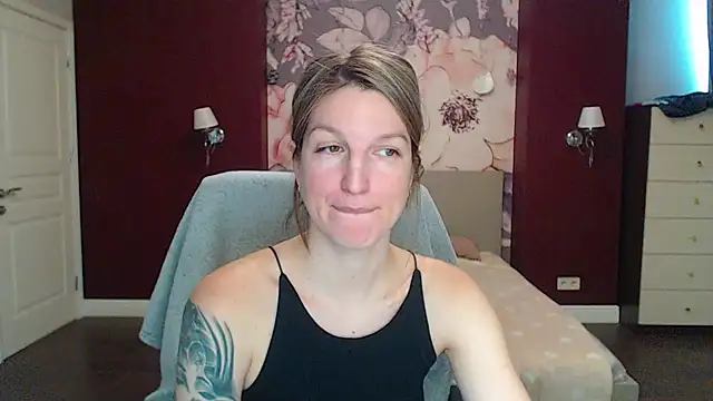 Snapshot of EmilyWalkeri chatting on January 22, 10:50 am EmilyWalkeri online show from January 22, 10:50 am