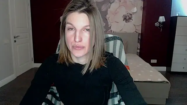Snapshot of EmilyWalkeri chatting on March 4, 7:51 am EmilyWalkeri online show from March 4, 7:51 am