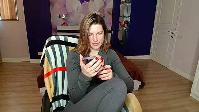 Snapshot of EmilyWalkeri chatting on March 9, 7:34 am EmilyWalkeri online show from March 9, 7:34 am