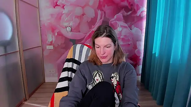 Snapshot of EmilyWalkeri chatting on March 21, 10:06 am EmilyWalkeri online show from March 21, 10:06 am