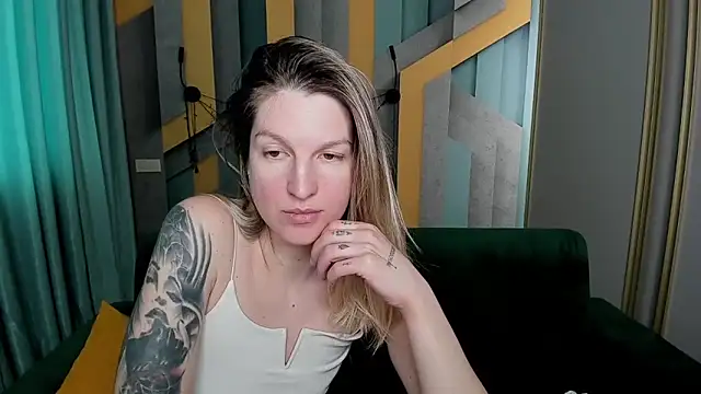 Snapshot of EmilyWalkeri chatting on April 9, 7:03 am EmilyWalkeri online show from April 9, 7:03 am