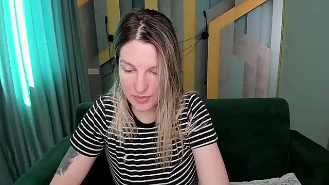 Snapshot of EmilyWalkeri chatting on April 10, 7:02 am EmilyWalkeri online show from April 10, 7:02 am