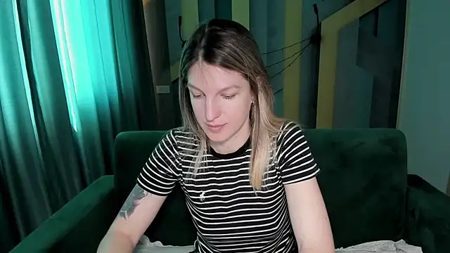 Snapshot of EmilyWalkeri chatting on April 20, 6:49 am EmilyWalkeri online show from April 20, 6:49 am