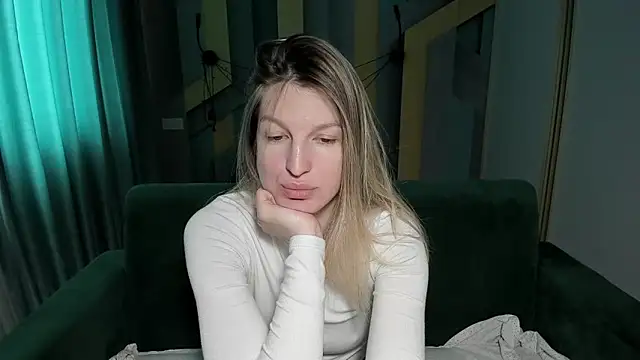 Snapshot of EmilyWalkeri chatting on April 21, 6:52 am EmilyWalkeri online show from April 21, 6:52 am