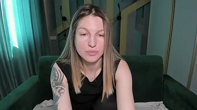 Snapshot of EmilyWalkeri chatting on April 23, 7:09 am EmilyWalkeri online show from April 23, 7:09 am