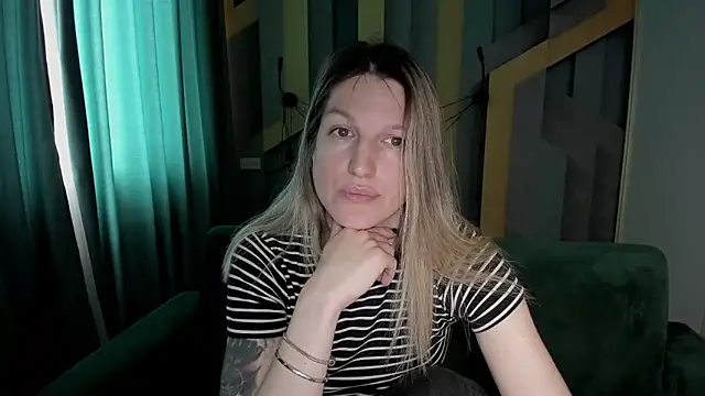 Snapshot of EmilyWalkeri chatting on April 29, 7:01 am EmilyWalkeri online show from April 29, 7:01 am