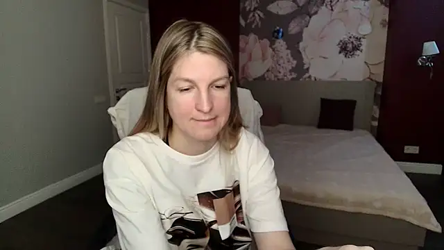 Snapshot of EmilyWalkeri chatting on May 6, 7:02 am EmilyWalkeri online show from May 6, 7:02 am