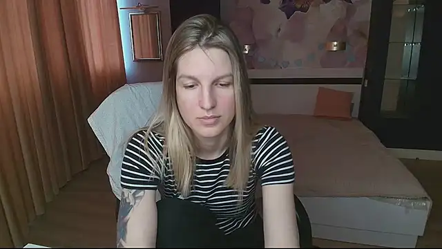 Snapshot of EmilyWalkeri chatting on May 10, 7:13 am EmilyWalkeri online show from May 10, 7:13 am