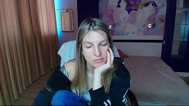 Snapshot of EmilyWalkeri chatting on May 11, 6:19 am EmilyWalkeri online show from May 11, 6:19 am