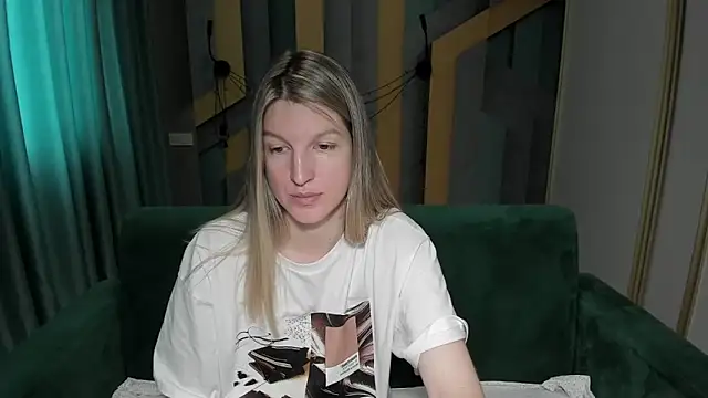 Snapshot of EmilyWalkeri chatting on May 13, 6:44 am EmilyWalkeri online show from May 13, 6:44 am