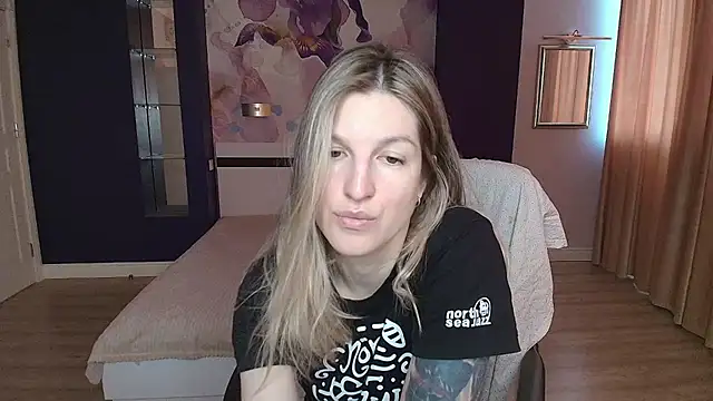 Snapshot of EmilyWalkeri chatting on May 14, 6:31 am EmilyWalkeri online show from May 14, 6:31 am