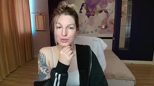 Snapshot of EmilyWalkeri chatting on May 17, 7:17 am EmilyWalkeri online show from May 17, 7:17 am