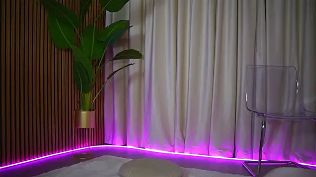 FoxieJullia online show from February 8, 5:33 am