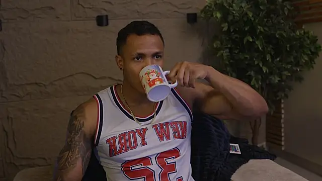 Snapshot of Logan_Varela chatting on October 3, 12:35 pm Logan Varela online show from October 3, 12:35 pm